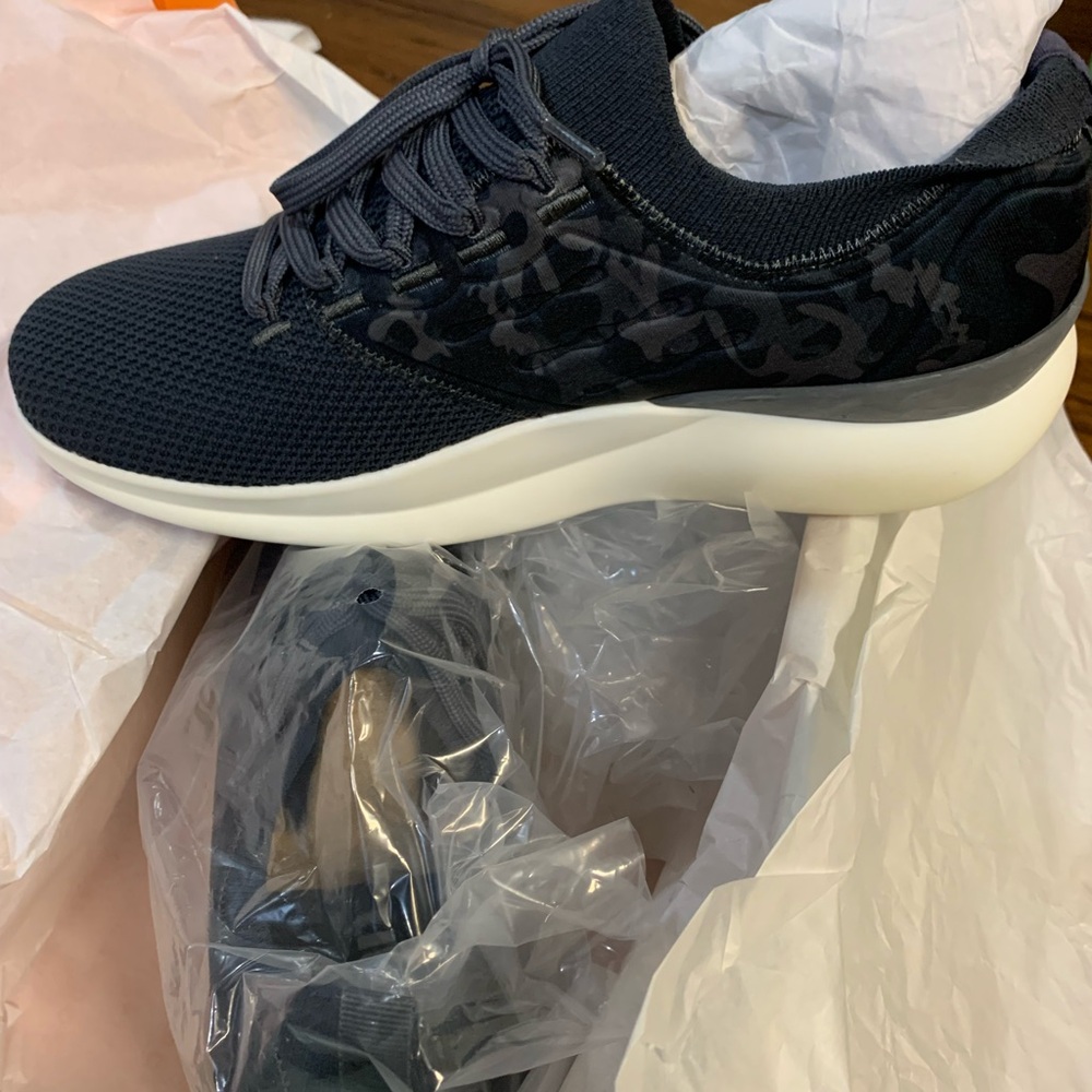 Moshn sneakers